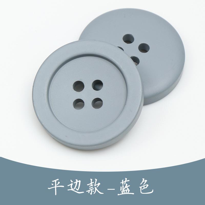 Svarta trenchcoat med hartsknappar, kostymimitation, hornknappar, färgade fyröglade knappar i exklusivt ullmönster