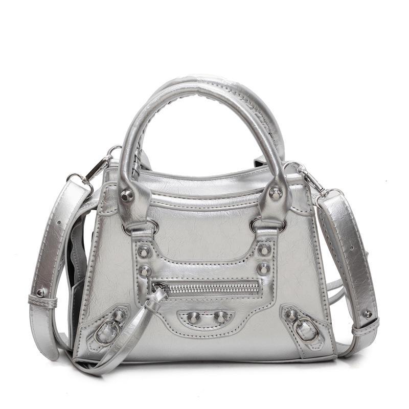 

Весна 2025 Гонконгская ретро сумка кроссбоди с заклепками: Сладкая и острая наплечная сумка для модных женщин серебряный