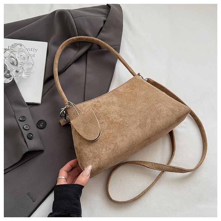 New handheld women's bag, premium matte shoulder messenger bag, fashionable and large-capacity retro underarm bag.