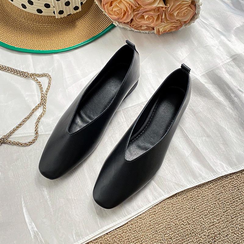 

Мягкая подошва 2025 новый коровий комфортный и дышащий низкий каблук квадратный носок неглубокий вырез одинарная обувь женская плоская подошва не натирающая ноги бабушка 34