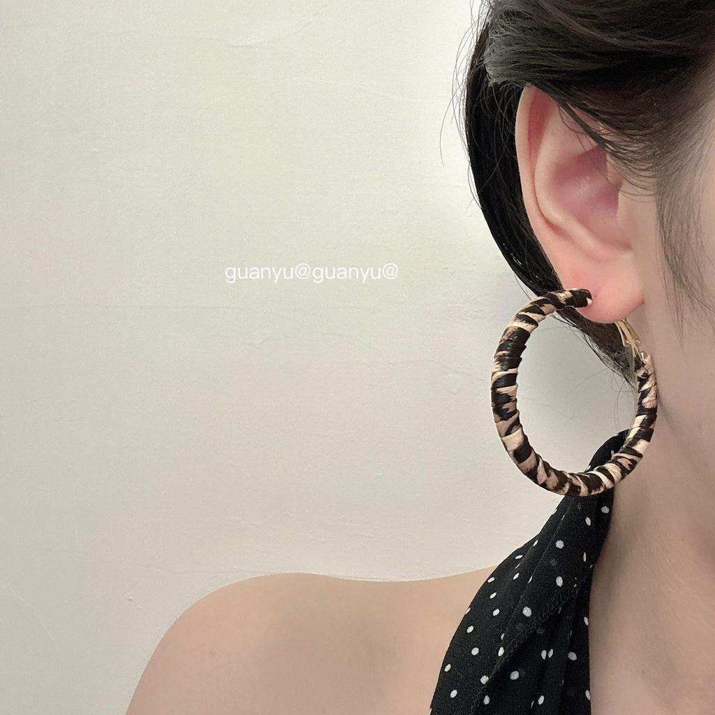 Boucles d'oreilles créoles exquises en cuir à imprimé léopard pour femmes - Mode élégante, luxueuse et polyvalente.