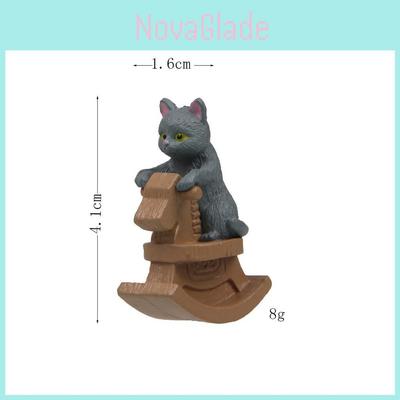 Cartoon-Katze auf einem Holzpferd Figur PVC Miniatur Gartendekoration Zum Verschenken Und Sammeln