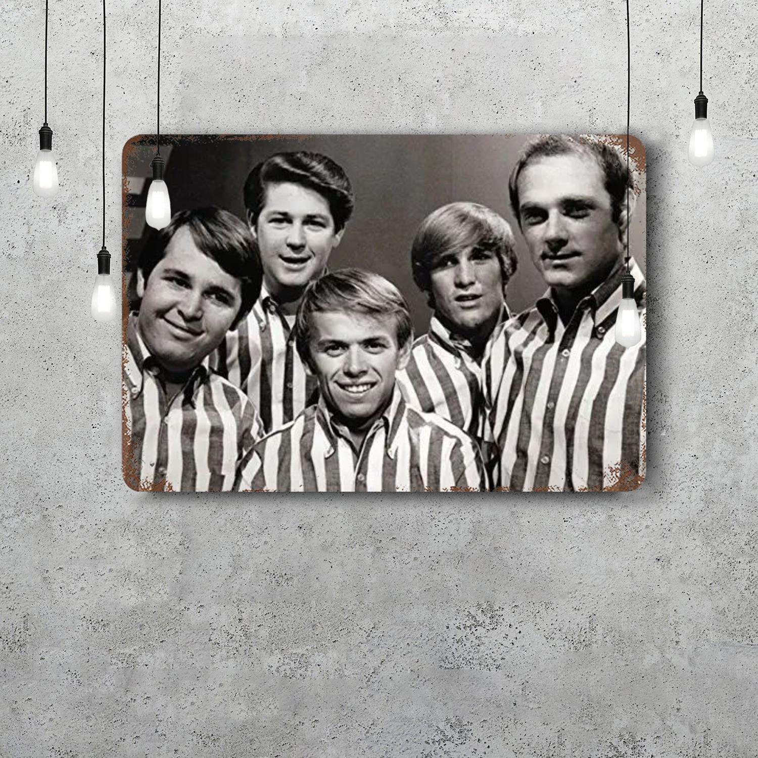 

The Beach Boys Забавный Бар Металлическая Вывеска Ретро Табличка Винтажная Вывеска Алкоголик Бар Клуб Мужская Берлога Кухня Настенное Украшение 20x30cm（7.8x11.8inch）