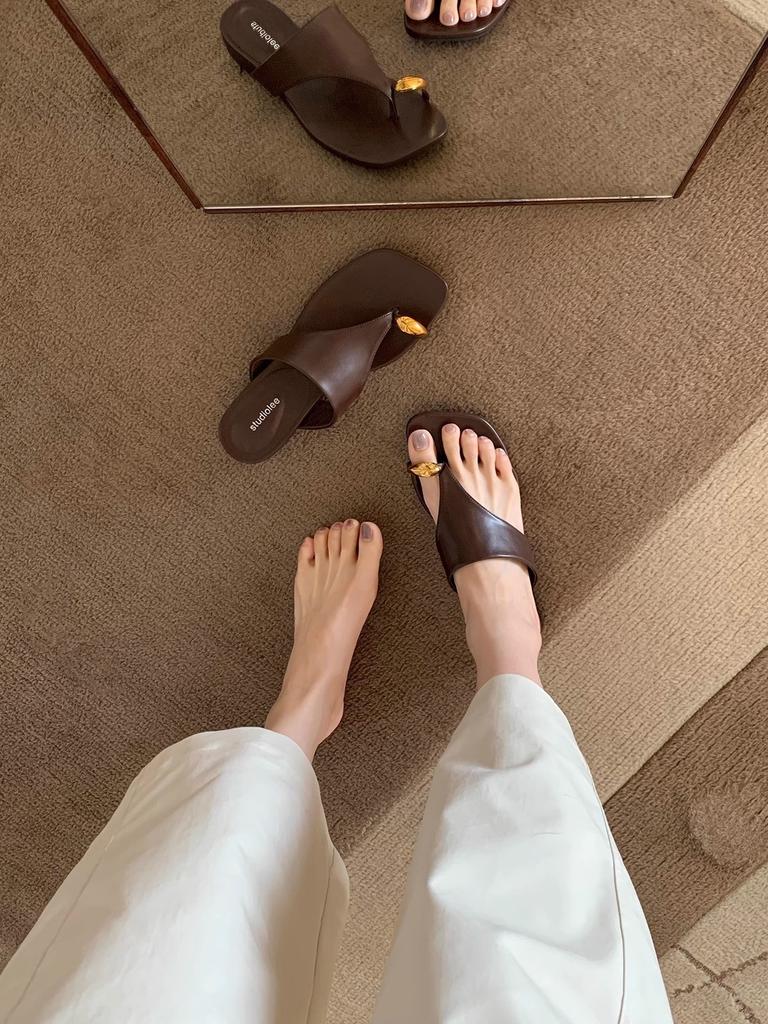 Sheepskin Version~ Genuine Leather Casual Sleeve Toe Flip-flops Women's Summer Wear Metal Buckle Flat Bottom Pinch Slippers Beach Sandals