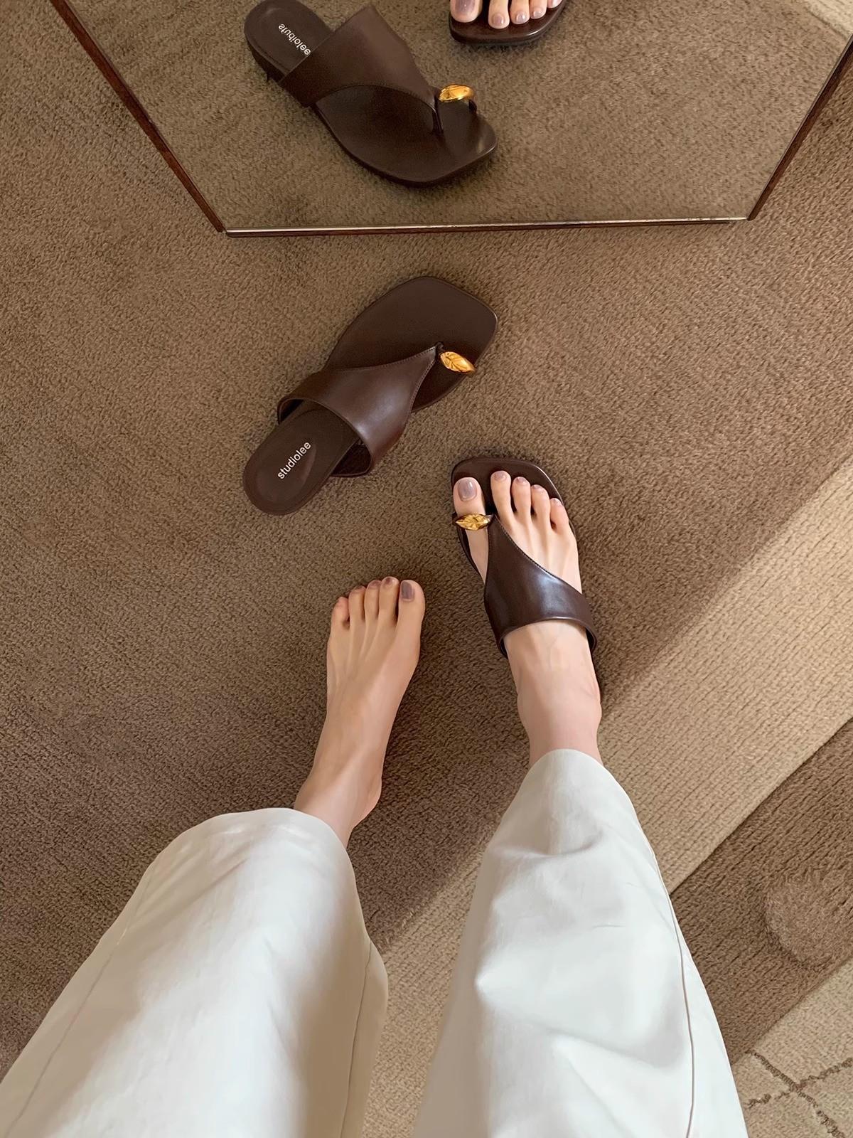 

Версия из овчины~ Повседневные шлепанцы из натуральной кожи с рукавом для пальца, женская летняя обувь, металлическая пряжка, плоская подошва, шлепанцы-щипки, пляжные сандалии 40