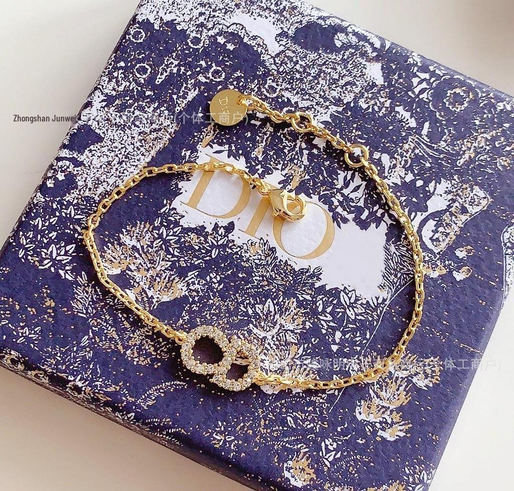 Women's Minimalist Diamond-Inlaid Letter Bracelet - Versatile Daily Wear Jewelry