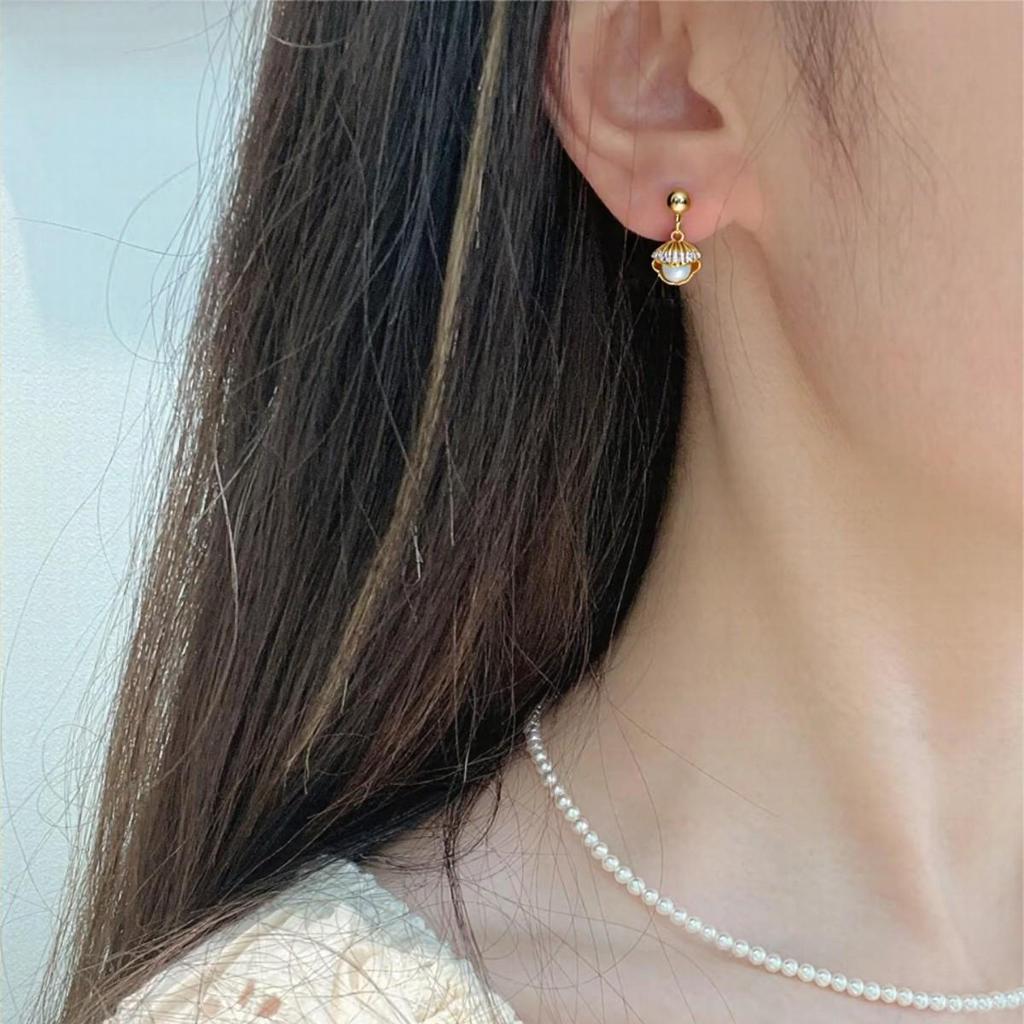 Raffinati Orecchini a Bottone con Perla e Conchiglia Aperta Intarsiata con Zirconi - Gioielli alla Moda e Versatili