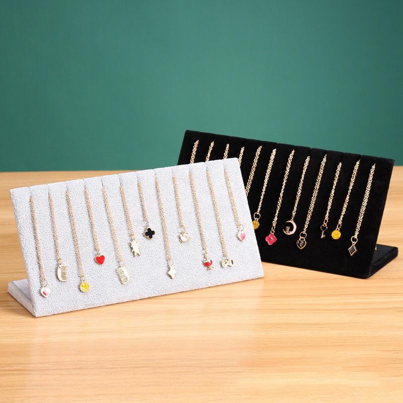 1 buc., Suport de expunere pentru coliere în formă de L, Suport de expunere pentru coliere în formă de L din pluș negru