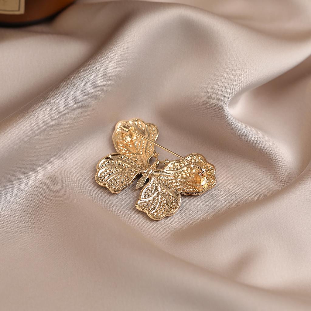 Hochwertige Legierungs-Brosche mit Schmetterlingsmotiv, mit einem Hauch von Raffinesse und einer leichten Luxus-Pullover-Accessoire-Brosche