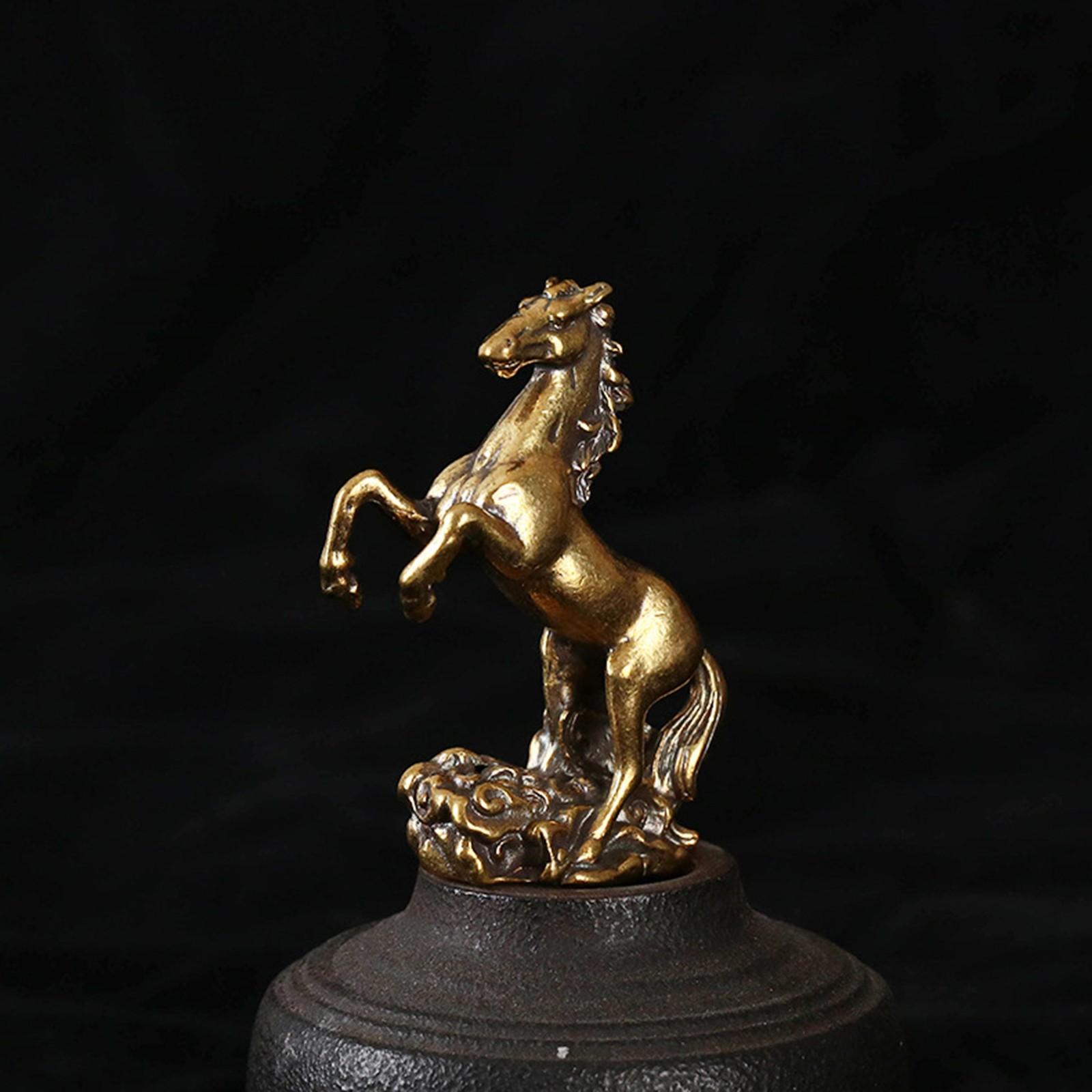 

Латунная фигурка лошади ступает по благоприятным облакам, продвигаясь шаг за шагом и достигая успеха.. Латунная фигурка жёлтый