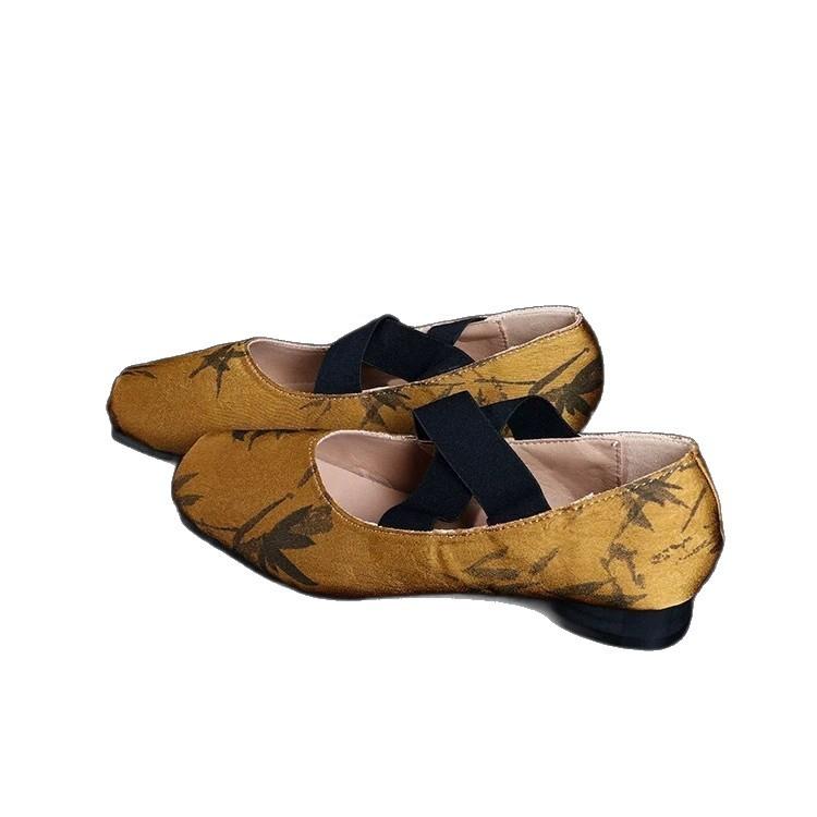 Spot! Grape women's flat-soled women's shoes of the same style, national style, new Chinese square head, French pig nose, shallow mouth, ballet shoes.