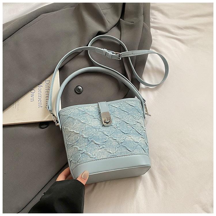 Korean texture portable bucket bag is popular this year, diamond bag women's new fashion niche single shoulder messenger bag tide