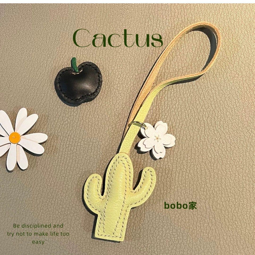 

Handmade genuine leather cactus-shaped keychain jewelry holder for bag or car keys creative
