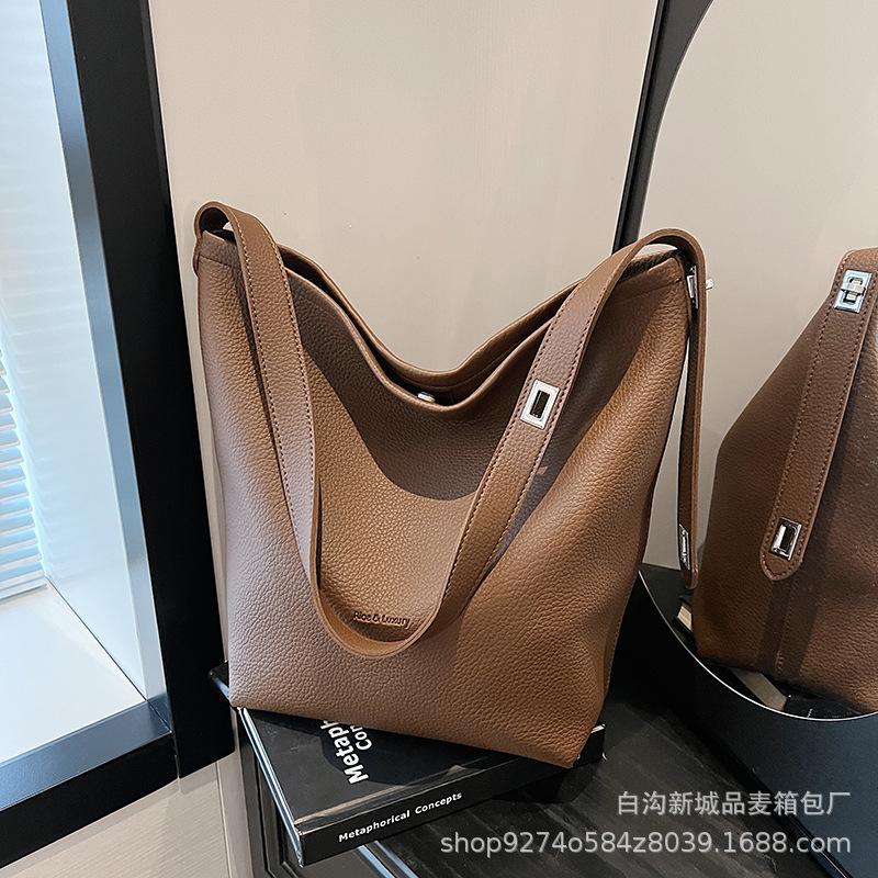 

2025 new commuter soft leather tote bag lazy wind big bag women s autumn and winter retro large-capacity shoulder bag