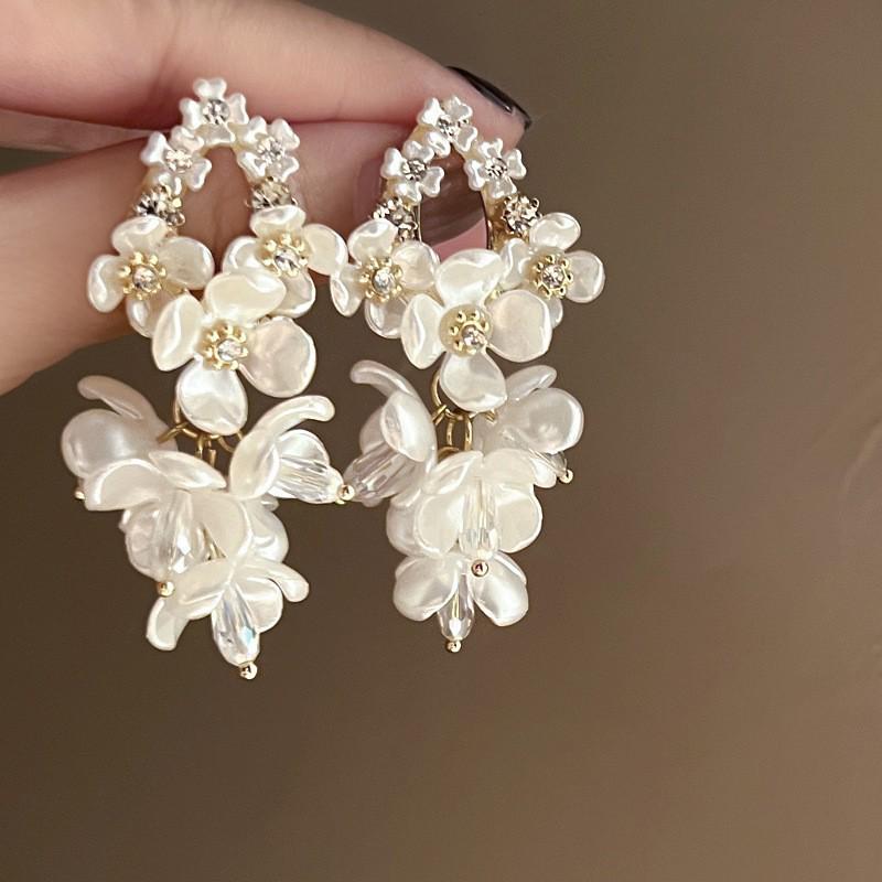 Boucles d'oreilles puces élégantes en argent avec fleurs de perles et pampilles - Mode française haut de gamme polyvalente