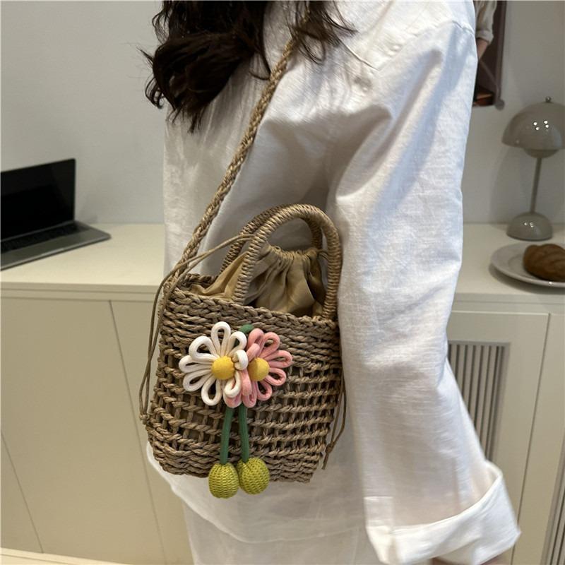 New beautiful hollow straw weaving high-end temperament casual portable shoulder messenger bag bucket bag woman
