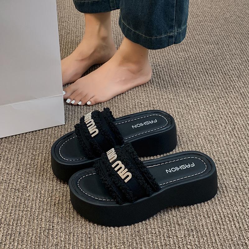 

Beautiful one-word slippers women s 2025 summer new outer wear with skirt cool slippers heightened platform beach shoes 35