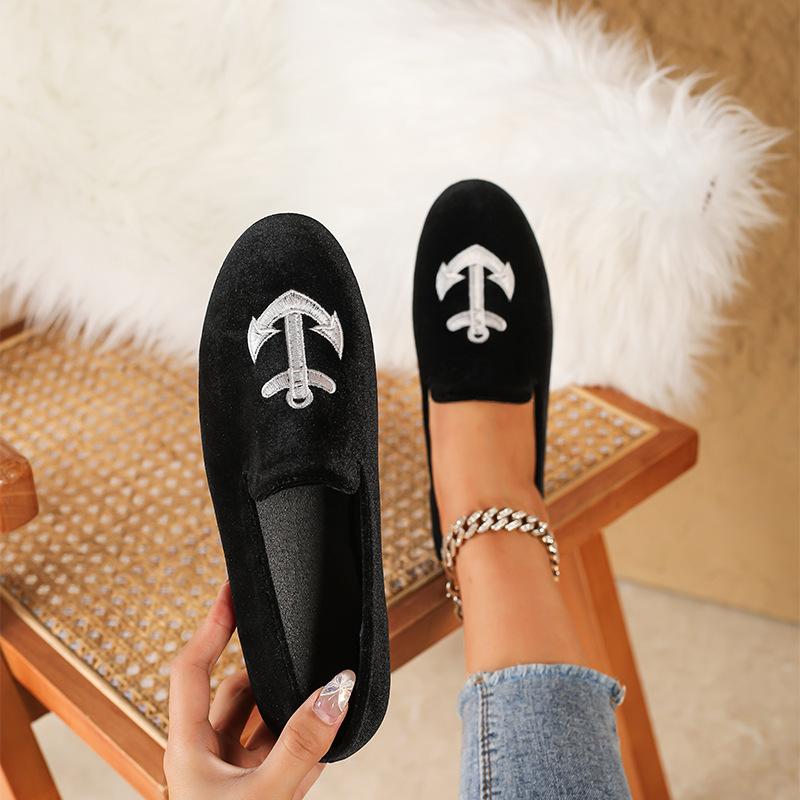 Retro French Exquisite Embroidery Casual Velvet Soft Sole Loafer Beanie Single Shoes Women