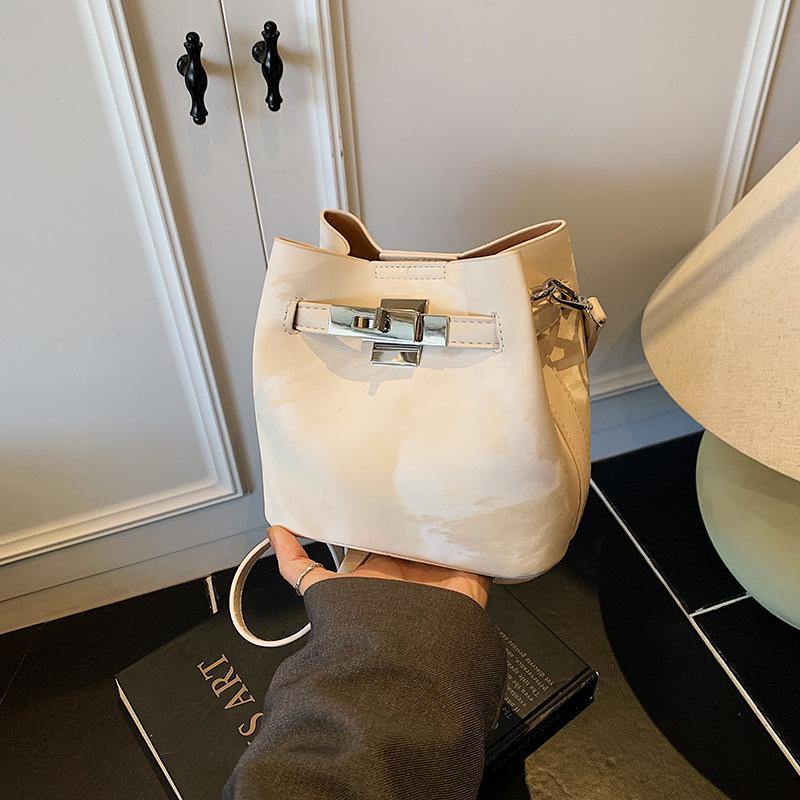 

2025 spring new simple bucket bag casual fashion love pendant shoulder messenger bag