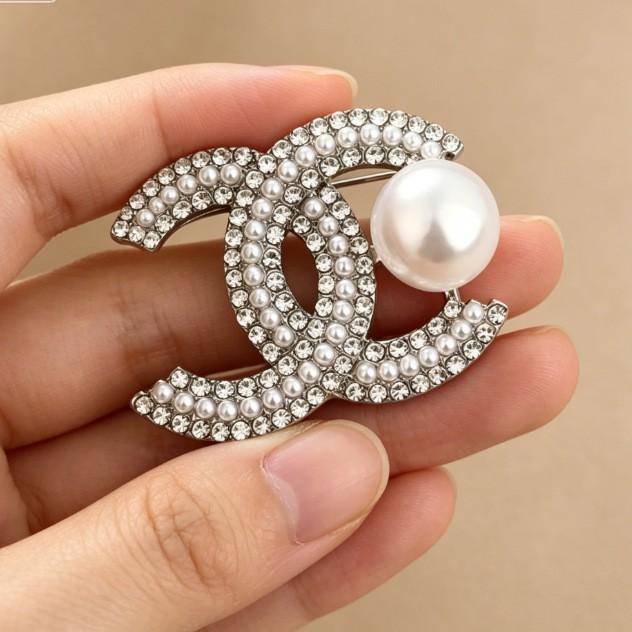 Double C Brooch - Lightweight Zinc Alloy Luxury Shell Imitation Pearl Pin for Suit Shirt - Elegant Accessory