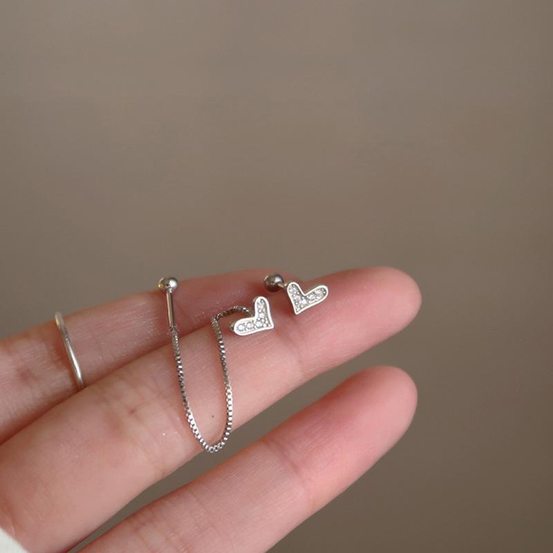 

Любовь Двойной пирсинг уха Серьги-пусеты с резьбой для женщин - Милый, изысканный асимметричный дизайн с нишевой привлекательностью