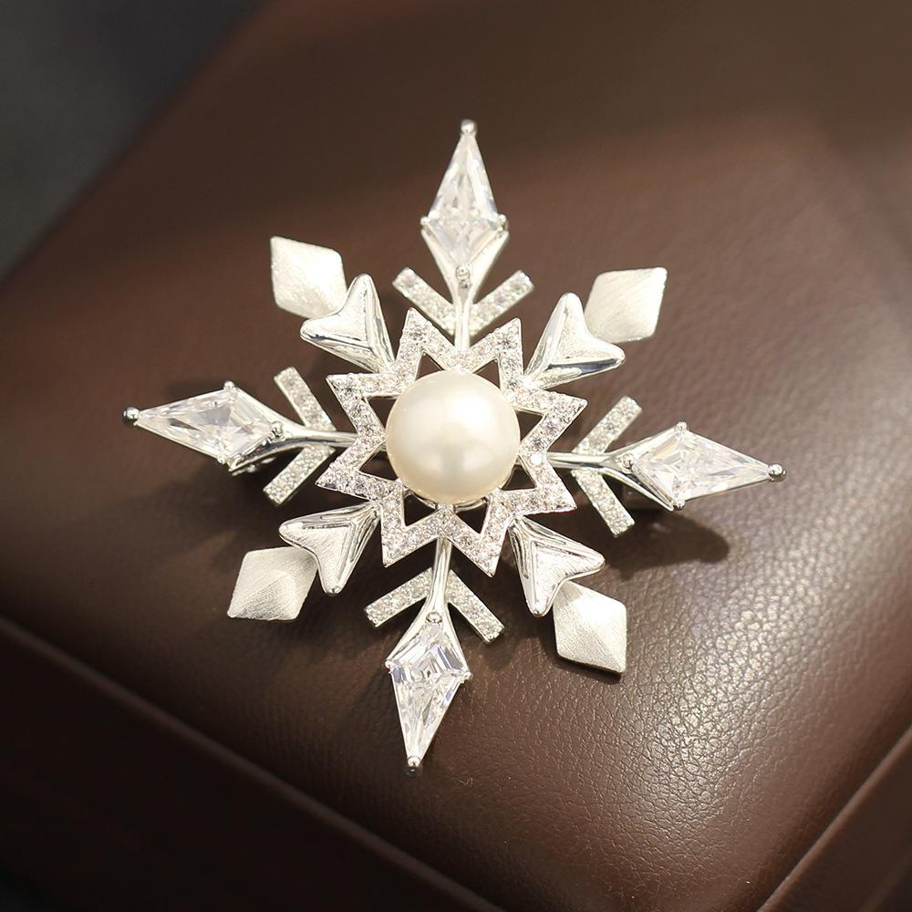 Winter new gold and silver brushed snowflake brooch exquisite micro-inlaid zircon natural freshwater pearl snowflake pin accessories