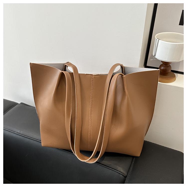 2024 Spring Retro Large Capacity Women's Tote Bag - Fashionable Single Shoulder Handbag for Commuters and Students
