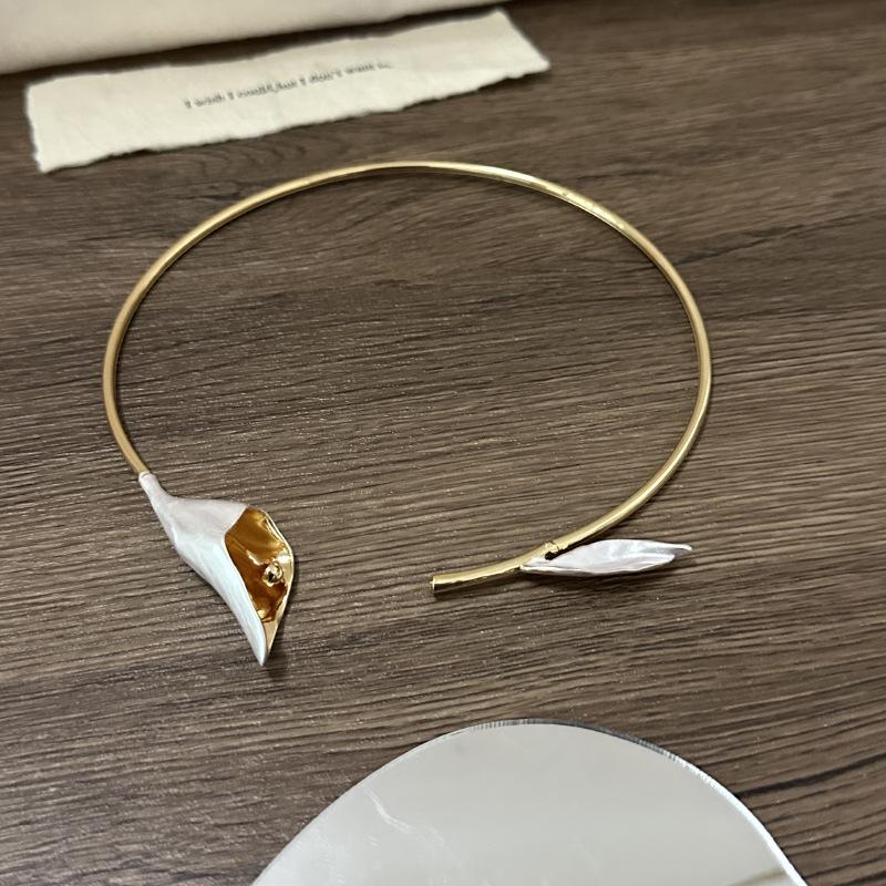 Simple And Light Luxury Temperament Cold Style Metal Leaf Flower Necklace Fashionable Personality Clavicle Chain Open Collar