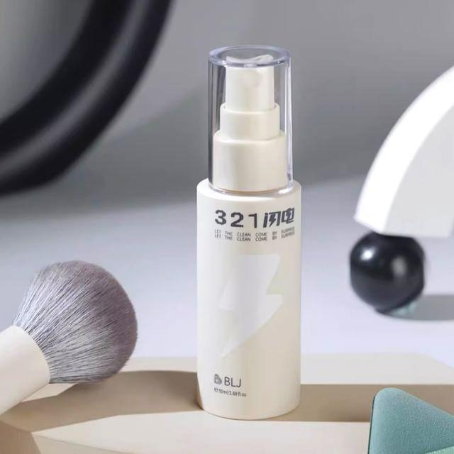 

BLJ - Серія Lightning Очищуючий спрей для пензлів без змивання (Легко ароматизований) #Light Scented - 50ml