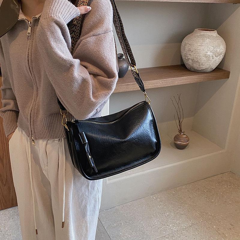 Taška s velkou kapacitou dámská podzimní a zimní všestranná 2025 nová retro široký ramenní messenger taška dámská texturovaná taška polštář