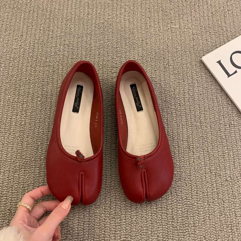 

Flat-bottomed split-toed shoes niche Doudou shoes women s single shoes pedal shoes 2025 new shallow-mouth horseshoe spring and autumn pig s trotter sh 35 красный