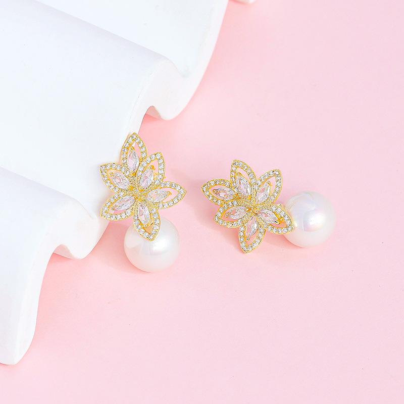 

Hollow Flower Pearl Earrings - 2024 Trendy Luxury Studs for Women золотий