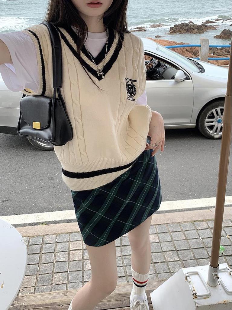 Women's College-Style Knitted Vest: Trendy Spring/Fall Layered Sleeveless Sweater