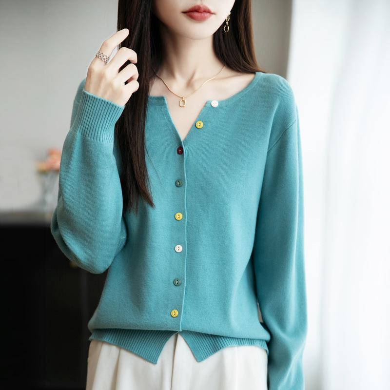 The New Soft and Smooth Knitted Sweater for Autumn Is Stylish and Slimming. It Can Be Paired with A V-neck Cardigan for Women
