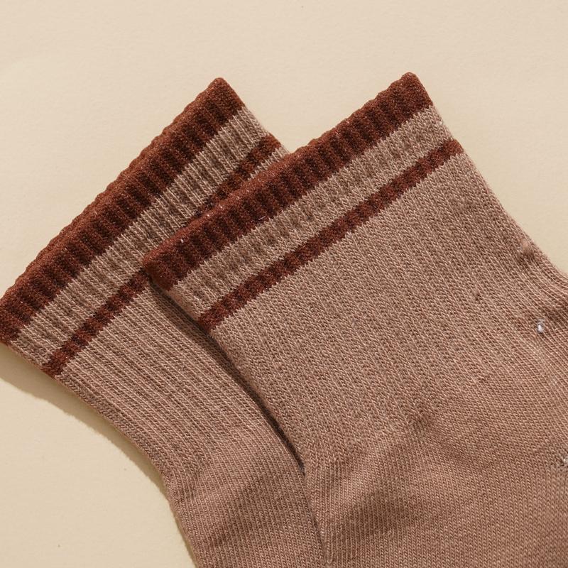 Einfache, trendige gestreifte Socken für Mädchen. Vielseitige, hochwertige, einfarbige Strümpfe. Weiche, atmungsaktive koreanische Sport-Mittelrohrsocken.