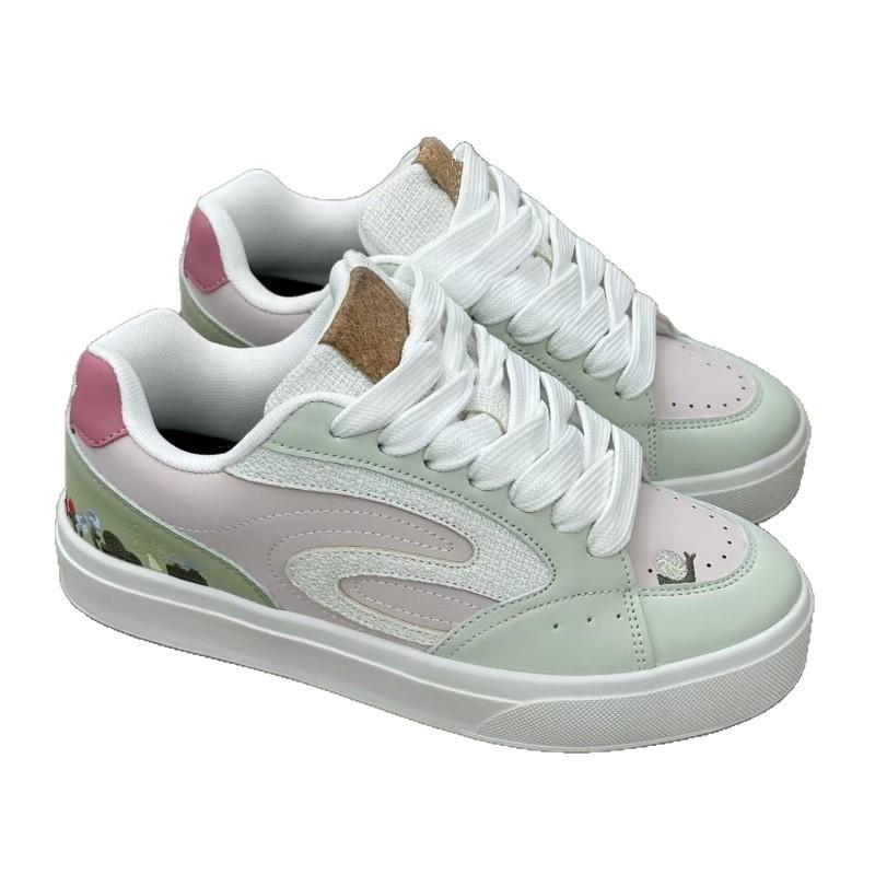 2025 nowe letnie haftowane białe buty na grubej podeszwie damskie niszowe poczucie designu casualowe wszechstronne studenckie sportowe buty na deskorolkę