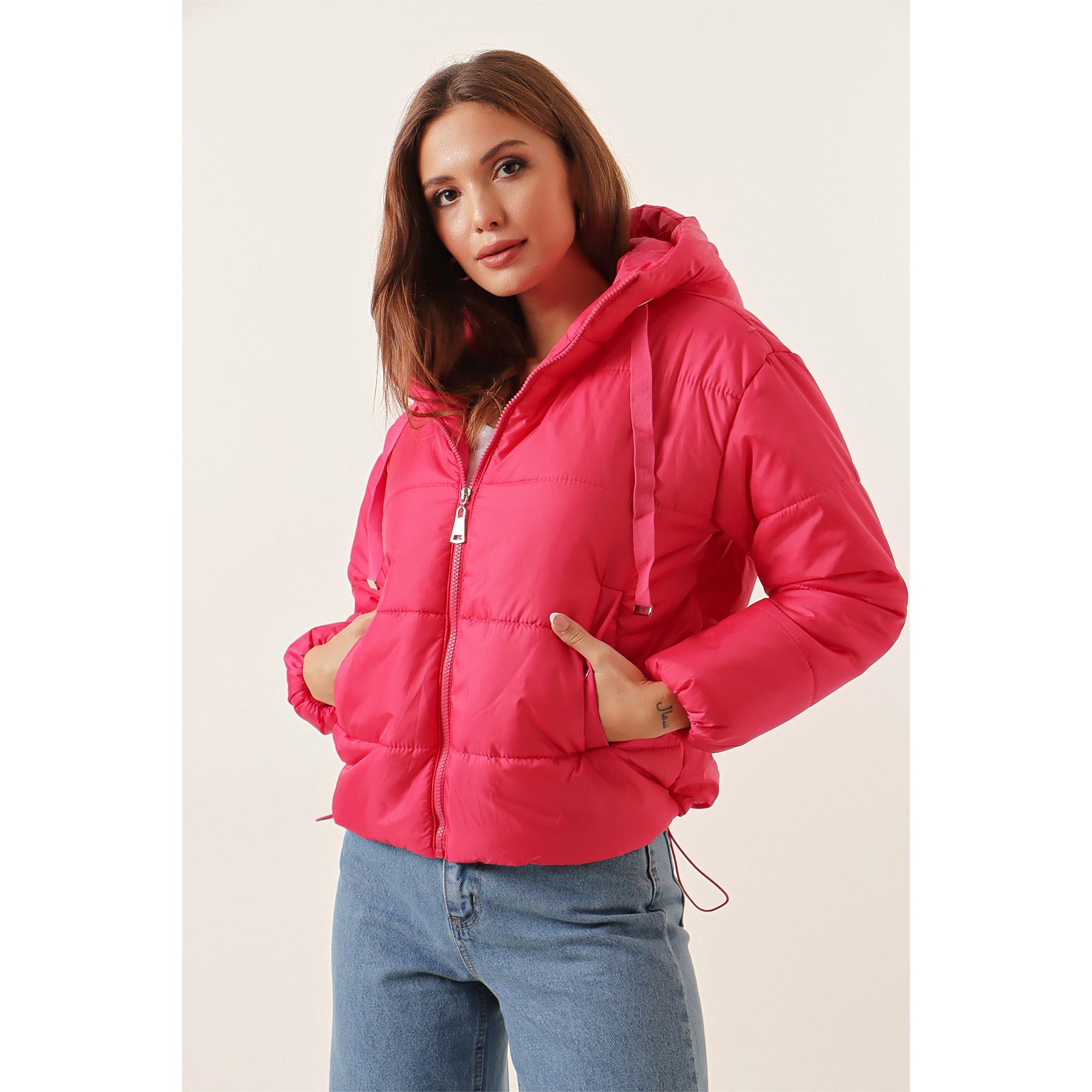 

Надувное пальто с капюшоном и эластичным поясным карманом