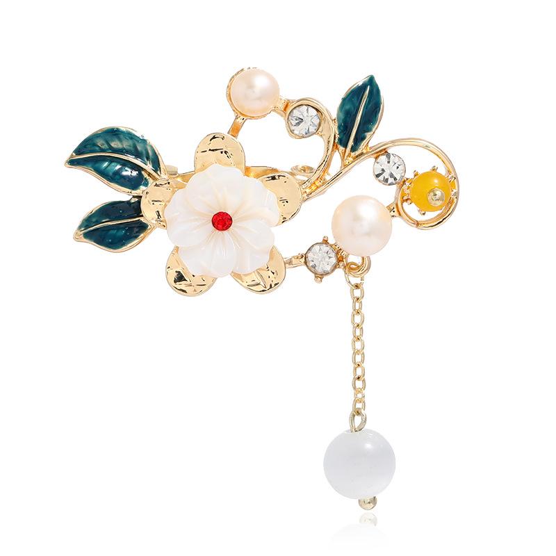 Handgefertigte Retro-Blumen- und Perlenquasten-Brosche: Schmetterling Cheongsam Anti-Exposure-Nadel für Pullover