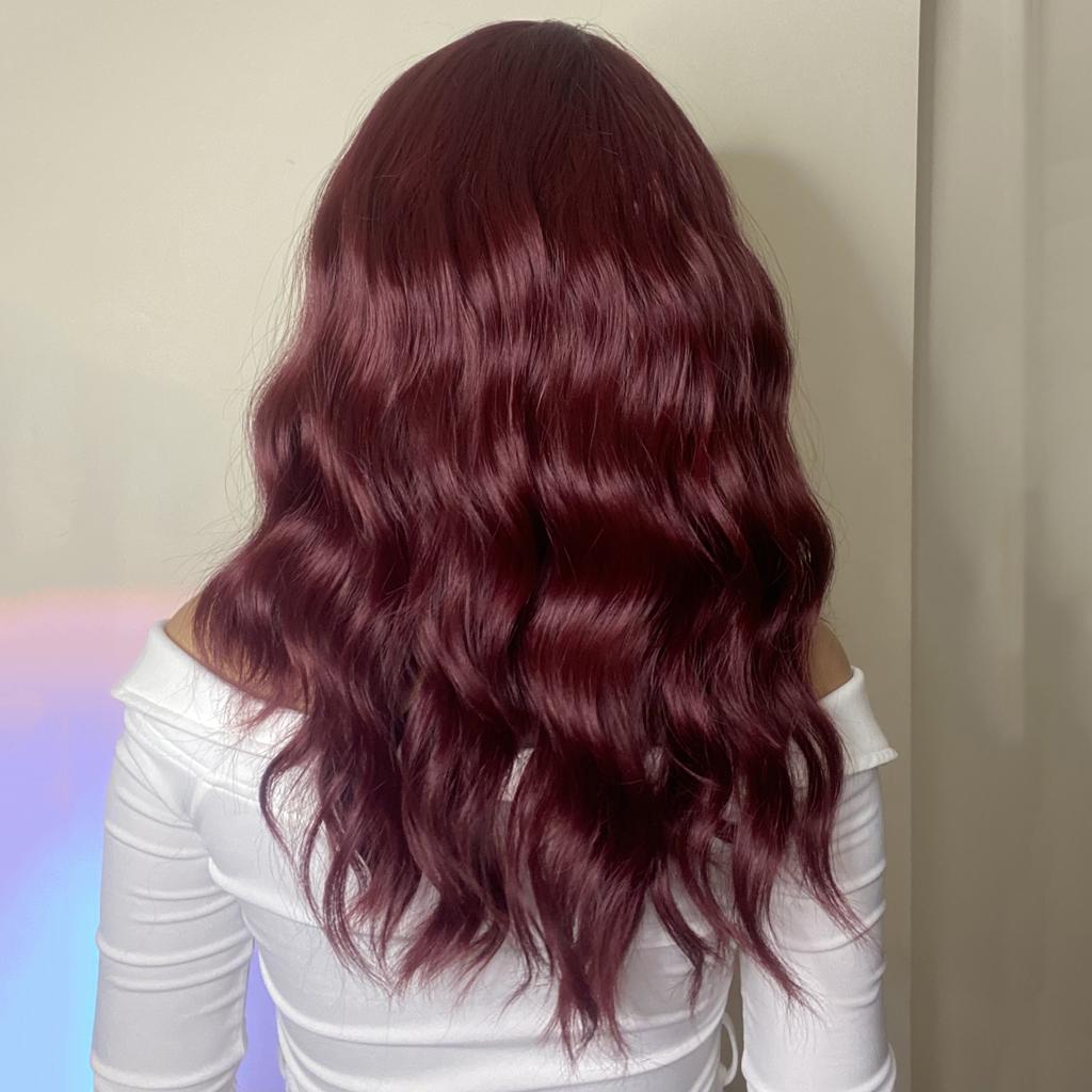 Långa vågiga syntetiska peruker Burgundy peruk med lugg Silkeslen värmebeständig syntetisk peruk för kvinnor Daily Party Cosplay peruk