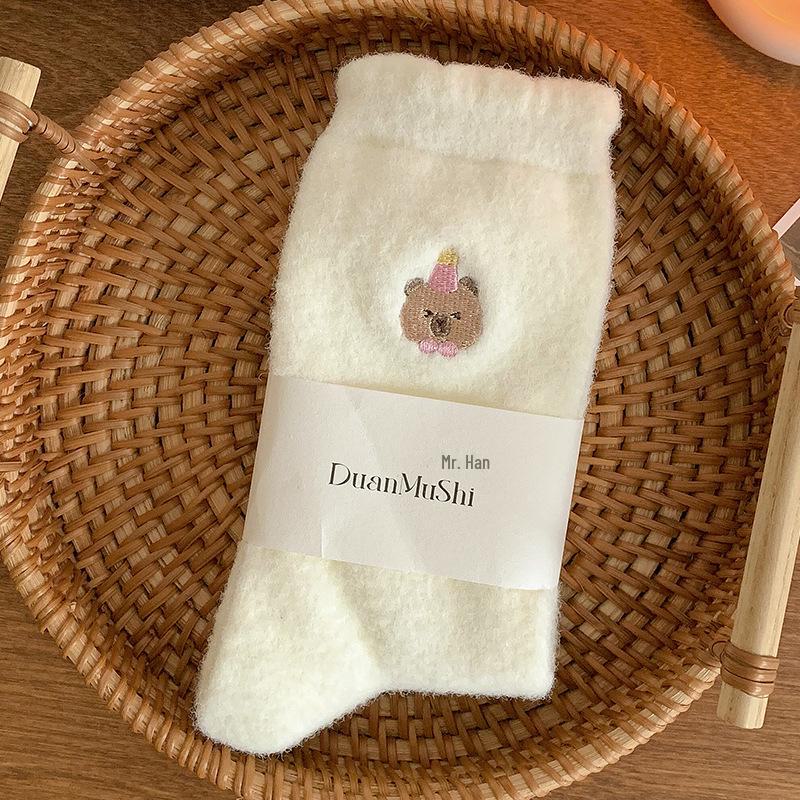 

Женские милые носки с вышитыми героями мультфильмов для осени и зимы с утолщенным и норковым бархатом для домашнего сна One Size