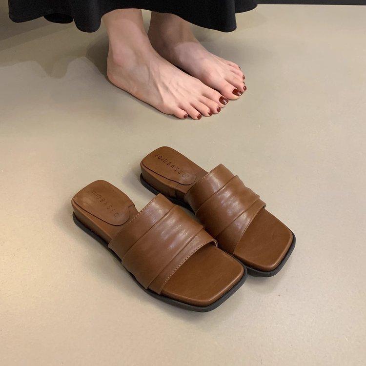 

Slope heel cool slippers female 2025 summer new retro niche fairy one-word drag French square head thick-soled slippers female 40 коричневый