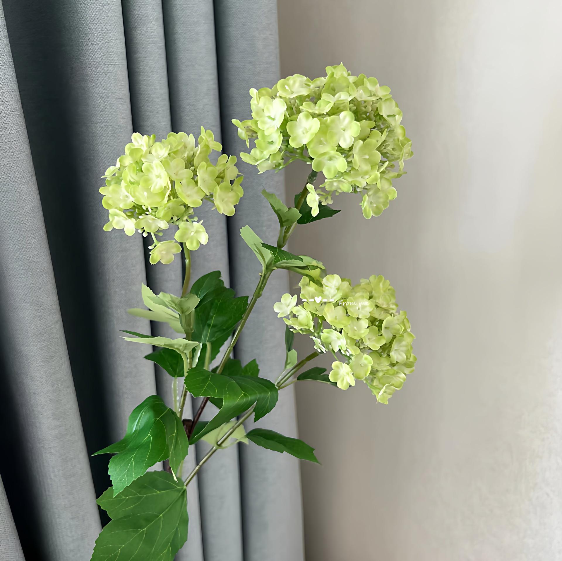 

Композиция из искусственных гортензий для украшения обеденного стола и гостиной