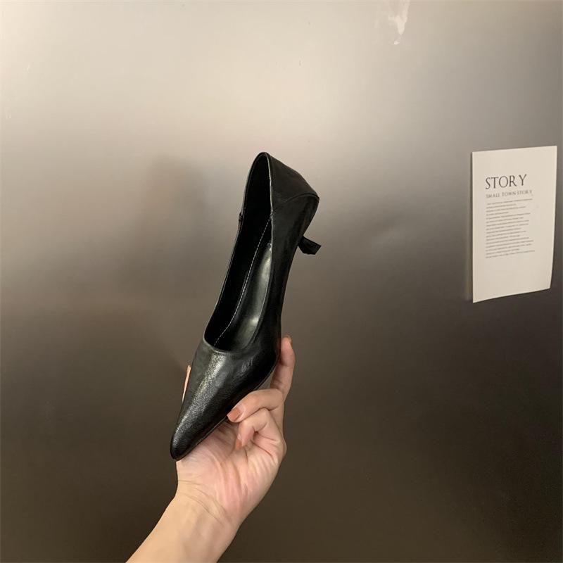 

2025 autumn and winter new pointed head shallow mouth high heels leopard print fashion versatile temperament commuting low heel kitten and single shoe 34