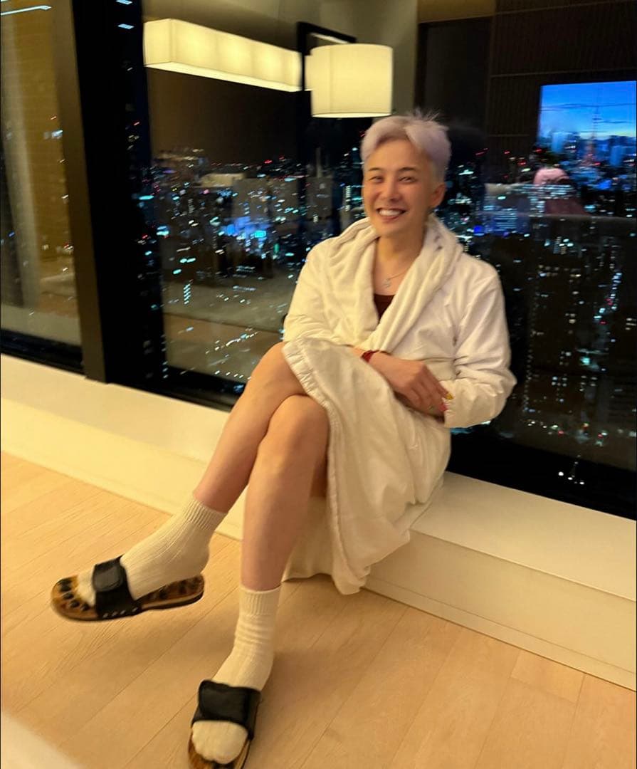 

[USED] Hard-to-find G-DRAGON favorite! Black acupressure sandals