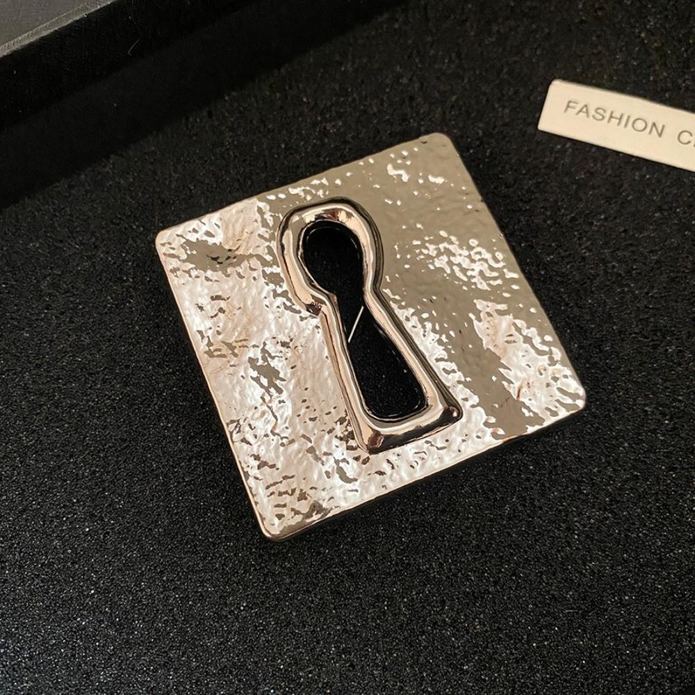 Zinc Zinc Alloy Devil's Eye Brooch Keyhole Shape Banquet Clothes Metal Pin  Clothes Accessories