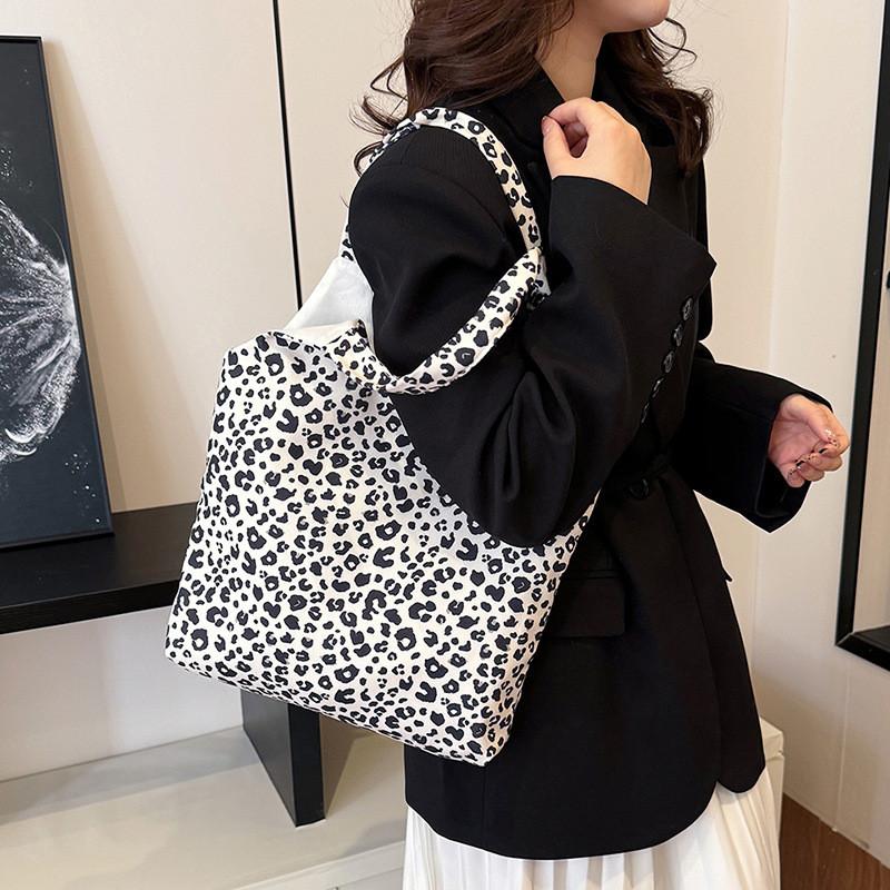 Fashionable Leopard Patterned Canvas Tote Bag For School Commute With Comfortable Single Shoulder Strap