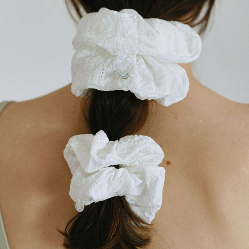 ANDNEEDS Punching scrunchie (white)