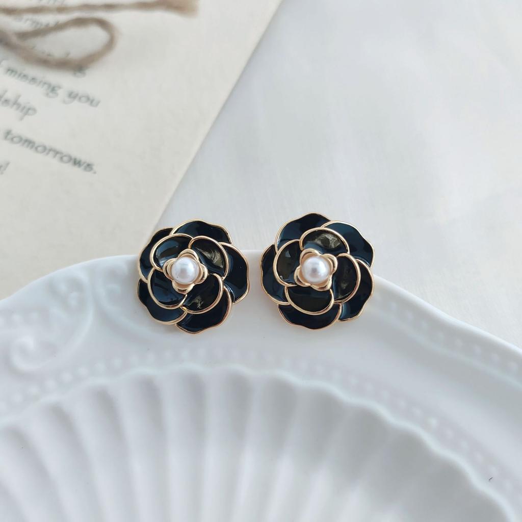 Camellia Xiaoxiang stud earrings women's summer new trendy niche design pearl earrings flower temperament retro earrings