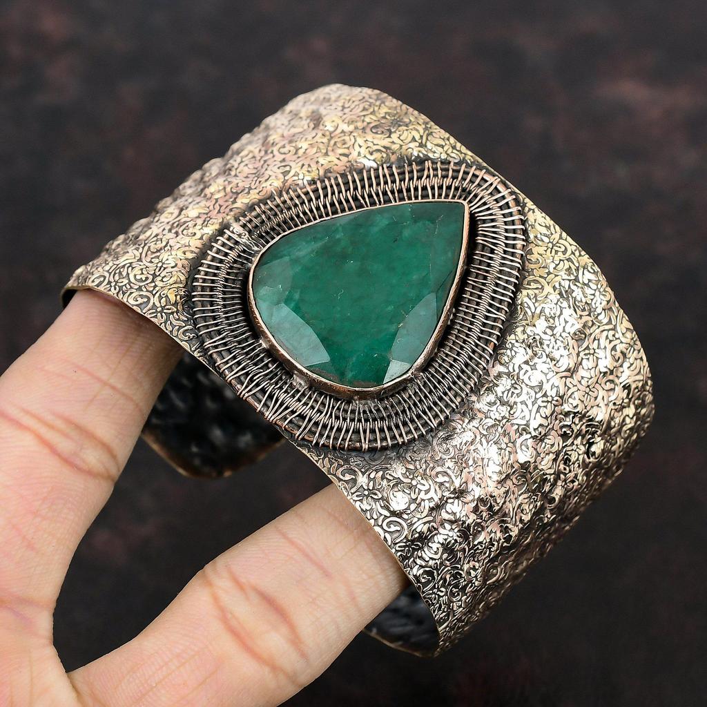 Fasetovaný zambijský smaragd náramek měděný drát omotaný náramek drahokam nastavitelný náramek ručně vyráběný náramek měděný drát šperky svatební dárek