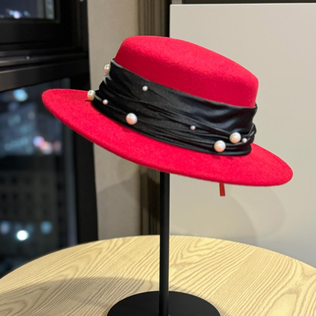 Ultra-rich Gold Pleated Ribbon Pearl White Flat Top Autumn and Winter Woolen Hat for Women High End Fashion Holiday Trend